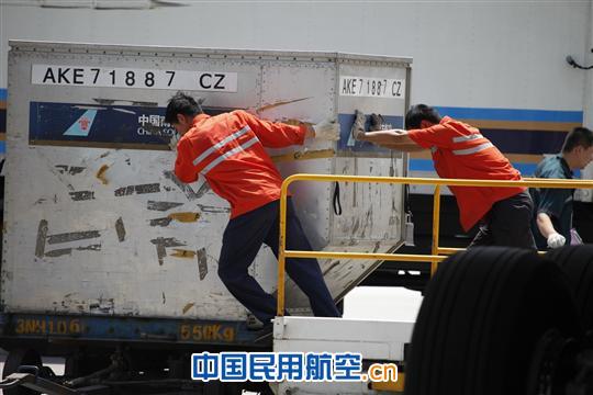 南航新疆再迎两架蓝天“巨无霸”机队规模达50架