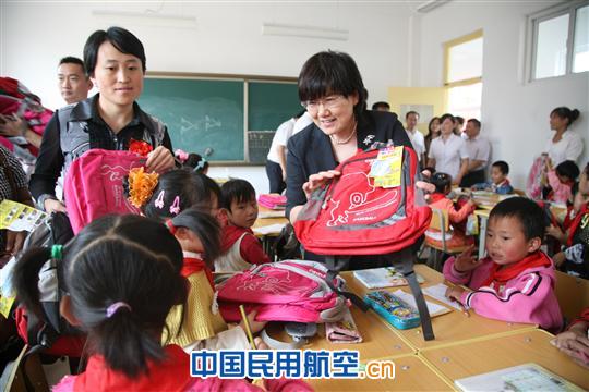 用爱心托起明天的太阳 山航北站齐心小学落成