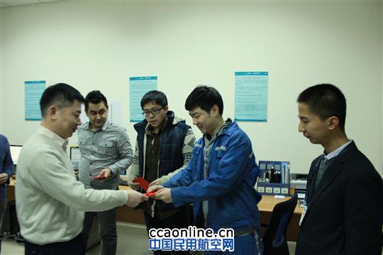 新疆机场网络信息部党委除夕夜慰问值班人员