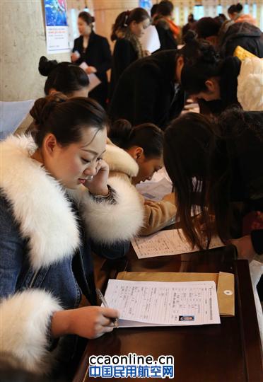 低温难挡空姐梦 南航新疆招乘千余人报名