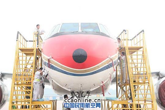 山东东航空港公司清洗飞机大工作梯投入使用