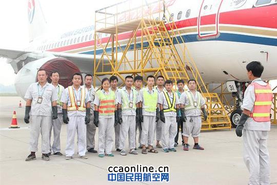 山东东航空港公司清洗飞机大工作梯投入使用