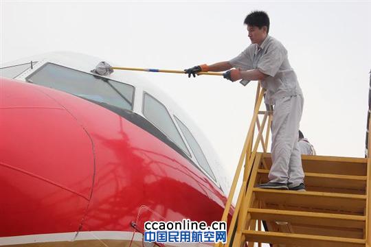 山东东航空港公司清洗飞机大工作梯投入使用