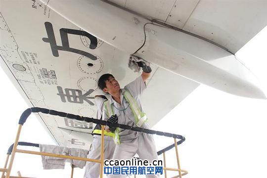 山东东航空港公司清洗飞机大工作梯投入使用