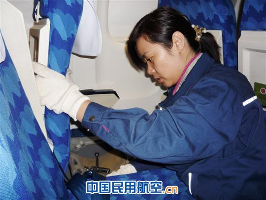 南航新疆机务：200个小桌板挺直“腰杆”