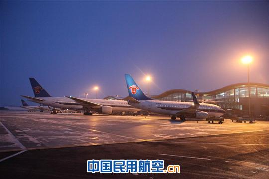 蛇年首日空港运行忙 南航在乌送客近6千