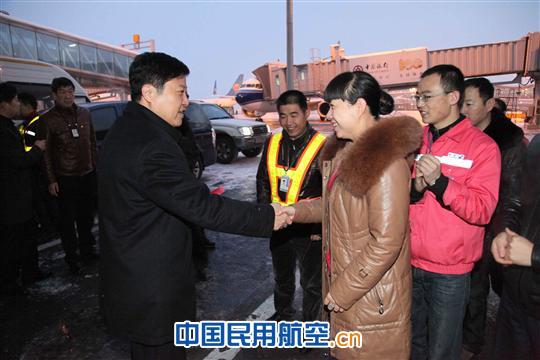 蛇年首日空港运行忙 南航在乌送客近6千