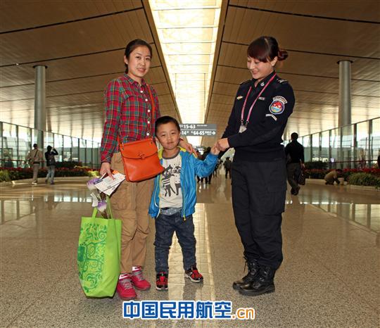 昆明长水机场安检春节黄金周服务旅客纪事