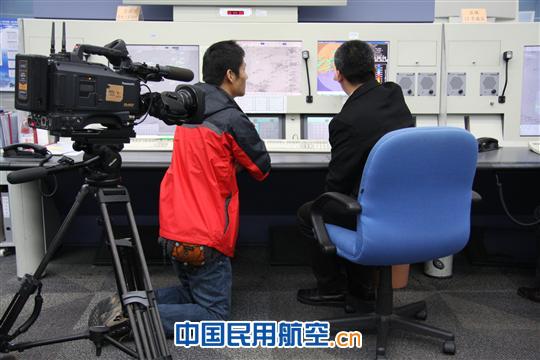 摄制组导演现场采访广州区管管制三室带班主任 央视赴广州区管采拍《与共和国同飞》素材