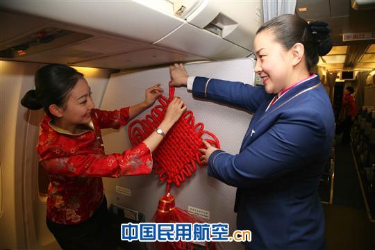 春运南航在疆载客55万 旅客体验“空中闹元宵”