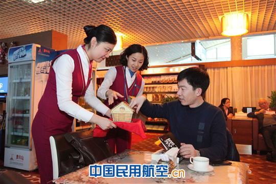 春运南航在疆载客55万 旅客体验“空中闹元宵”
