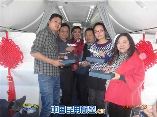 春运南航在疆载客55万 旅客体验“空中闹元宵”
