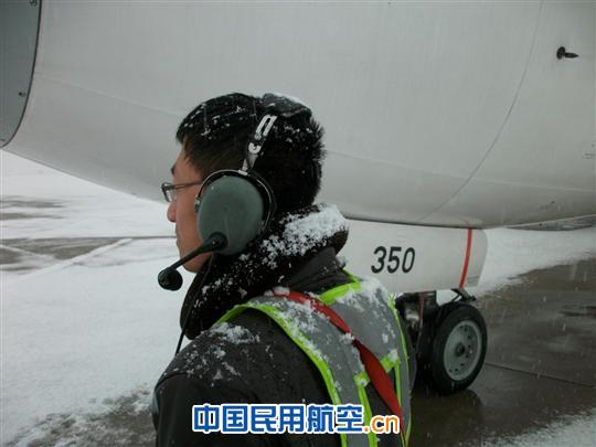 图3:春雪落满衣 蛇年春运的第一场雪