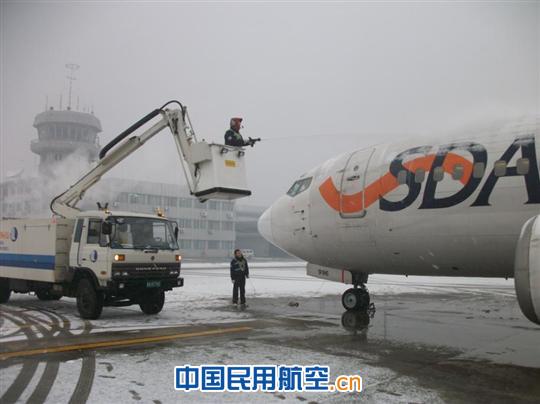 图5:精心准备,规范除雪 蛇年春运的第一场雪