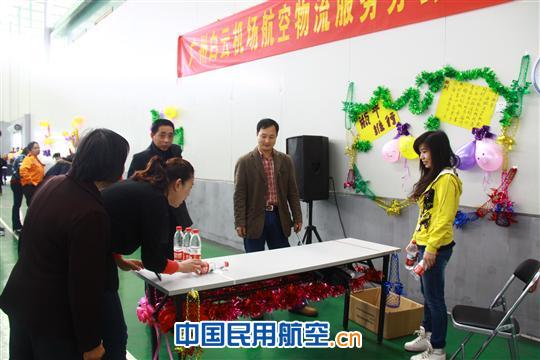 航空物流服务分公司物流员工欢乐闹元宵