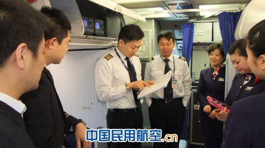 东航青岛飞行部举行2013年首次机长单飞仪式