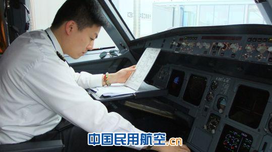 东航青岛飞行部举行2013年首次机长单飞仪式