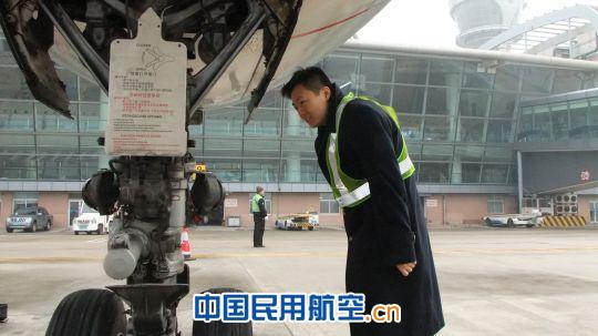 东航青岛飞行部举行2013年首次机长单飞仪式