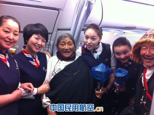 民族和谐藏族老人乐开怀，东航凌燕爱洒回家路