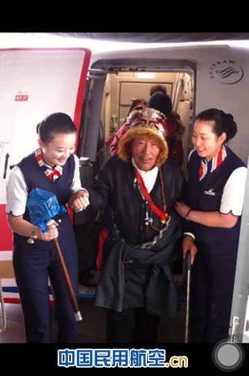 民族和谐藏族老人乐开怀，东航凌燕爱洒回家路