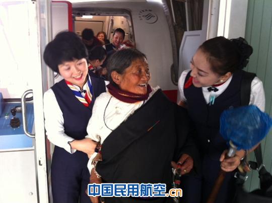 民族和谐藏族老人乐开怀，东航凌燕爱洒回家路