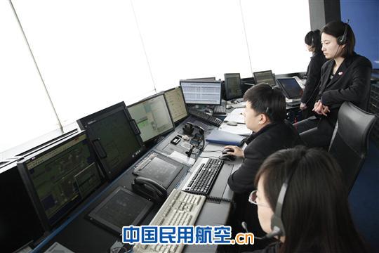 两会代表航班集中抵京 国门空管优质服务展形象