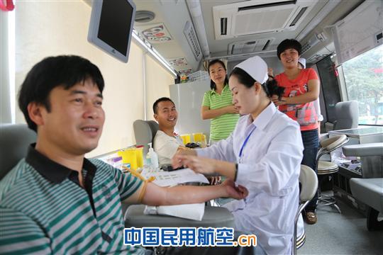 热血铸青春---三亚空管站团委组织无偿献血活动