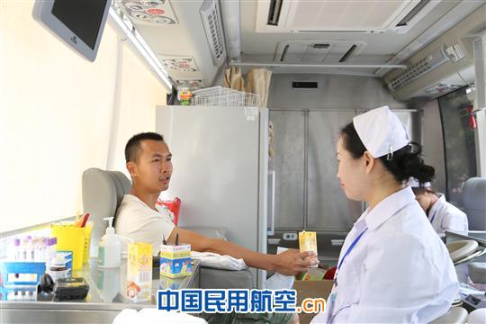 热血铸青春---三亚空管站团委组织无偿献血活动