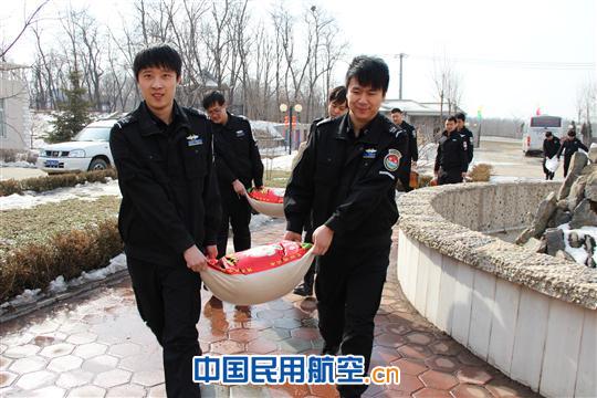 沈阳机场安检中心员工看望敬老院百位孤寡老人