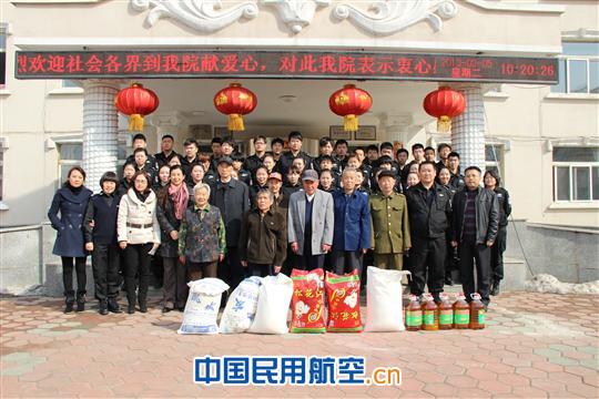 沈阳机场安检中心员工看望敬老院百位孤寡老人