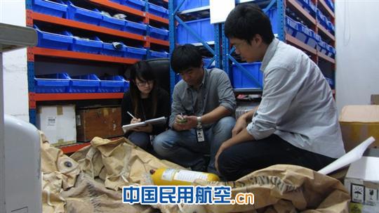 南航珠直課題小組“解剖”救生筏，現場“淘寶”