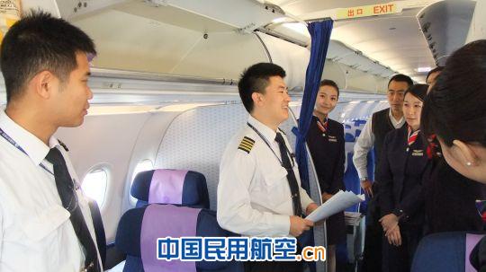 东航青岛飞行部李冲机长顺利单飞