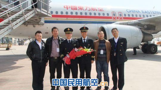 东航青岛飞行部李冲机长顺利单飞