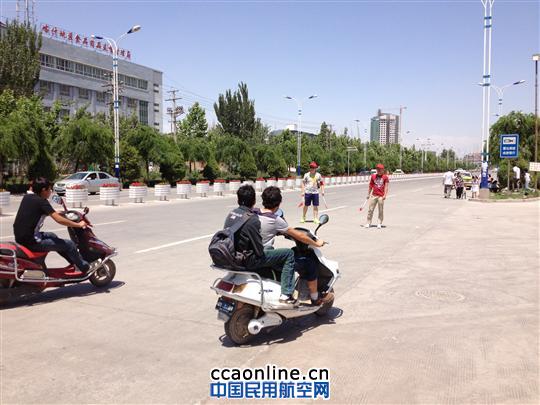 正在马路上疏导交通的喀什机场员工 你我参与 共建文明城市