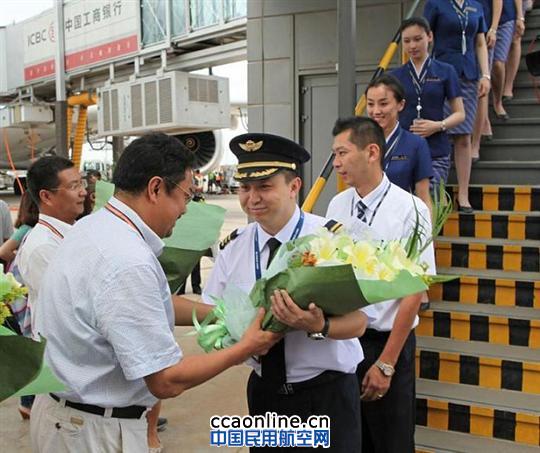 南航空客A380昆明至北京的往返航班首航成功