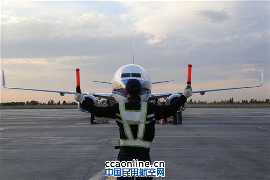 密集增运力 南航新疆月内第三架波音738飞机抵乌