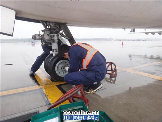 守护旺季航班 山航机务在行动