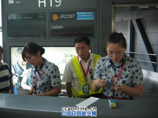 监控上客情况 东航西北运控现场协调分部暑期旺季生产保障纪实