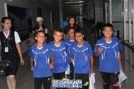 南航爱心助飞和田乡村小学足球队赴乌参赛