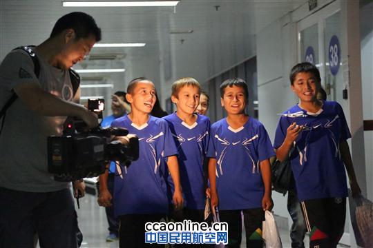 南航爱心助飞和田乡村小学足球队赴乌参赛