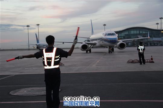 南航爱心助飞和田乡村小学足球队赴乌参赛