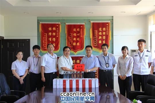 集团工会送凉爽慰问克拉玛依机场