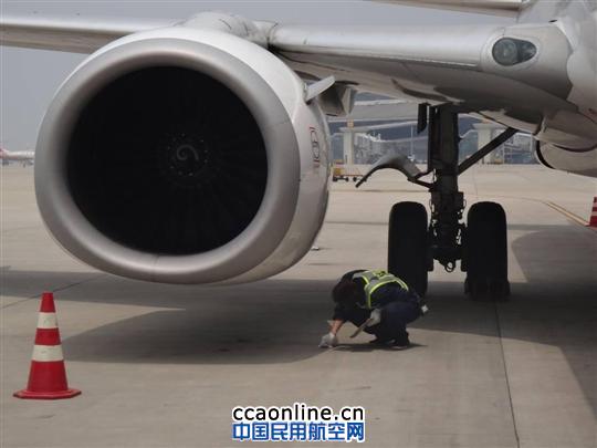 坚守在酷暑下机坪上的山航机务人