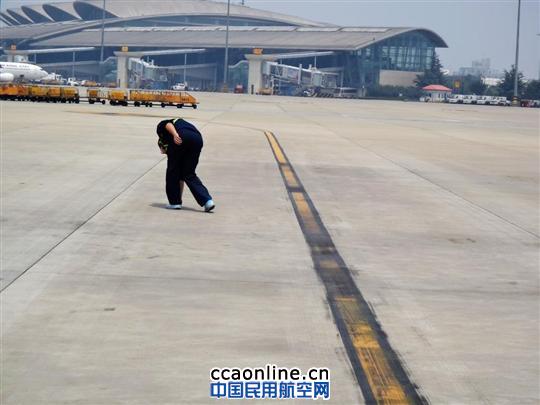 坚守在酷暑下机坪上的山航机务人