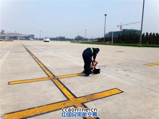 坚守在酷暑下机坪上的山航机务人