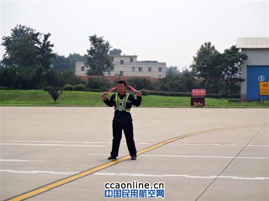 坚守在酷暑下机坪上的山航机务人