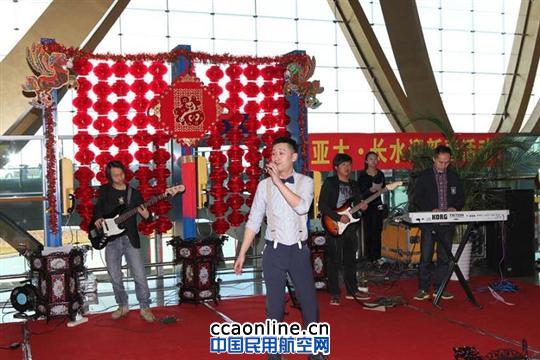 长水机场候机厅精彩纷呈  载歌载舞迎接新春