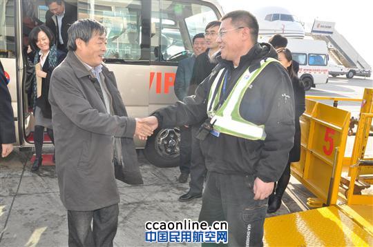 东航集团公司于法鸣亲切慰问北京分公司一线员工