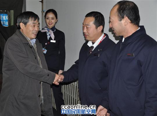 东航集团公司于法鸣亲切慰问北京分公司一线员工