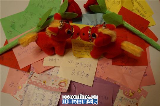 旅客们在万米高空写下的祝福 吉祥航空开展当汤圆遇上玫瑰情人节空中特色活动